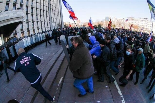 Горловский горсовет похвастался, что может работать под дулом автоматов
