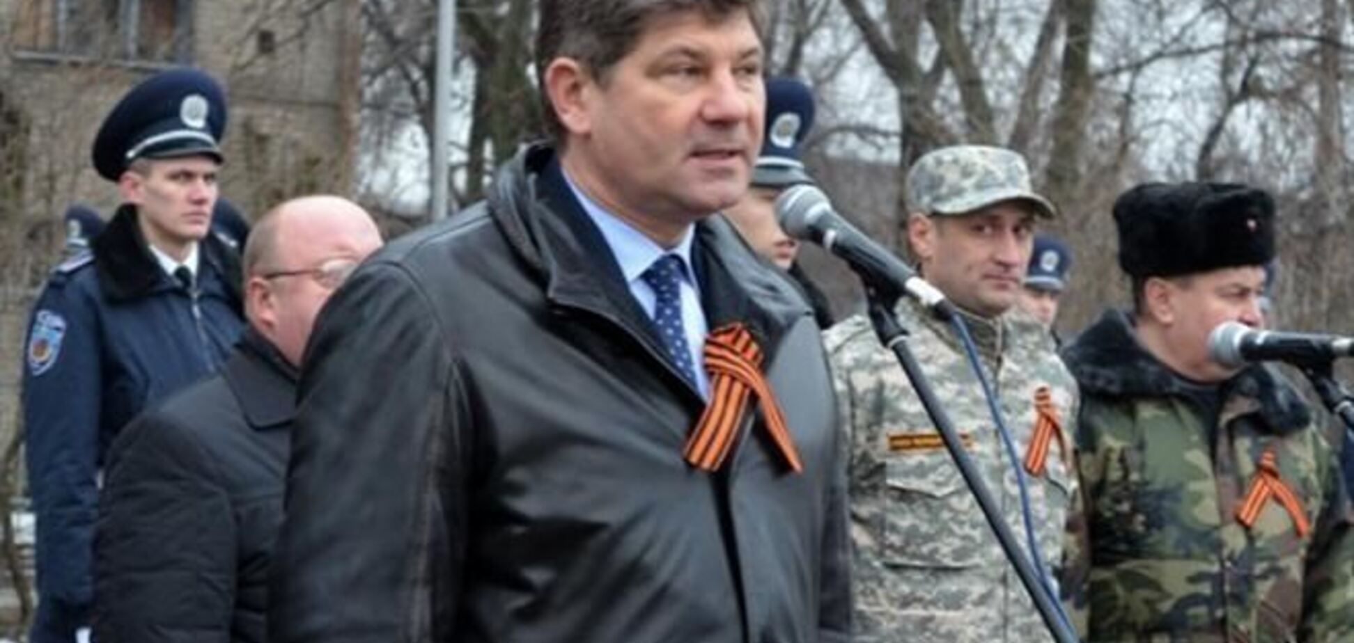 Мэр Луганска тоже бахвалится, что вооруженные террористы не мешают ему работать