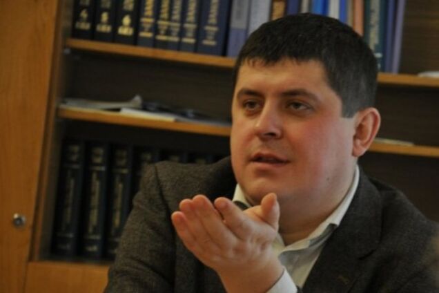 Министр инфраструктуры задекларировал 236 тыс. грн дохода и 35 автомобилей семьи