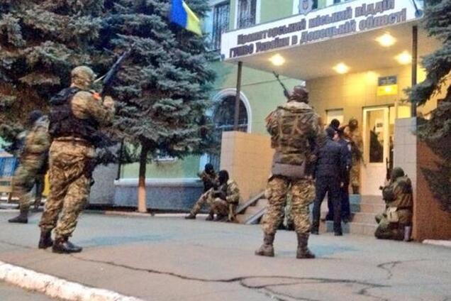 Террористы  перевезли захваченных сотрудников краматорской милиции в Славянск