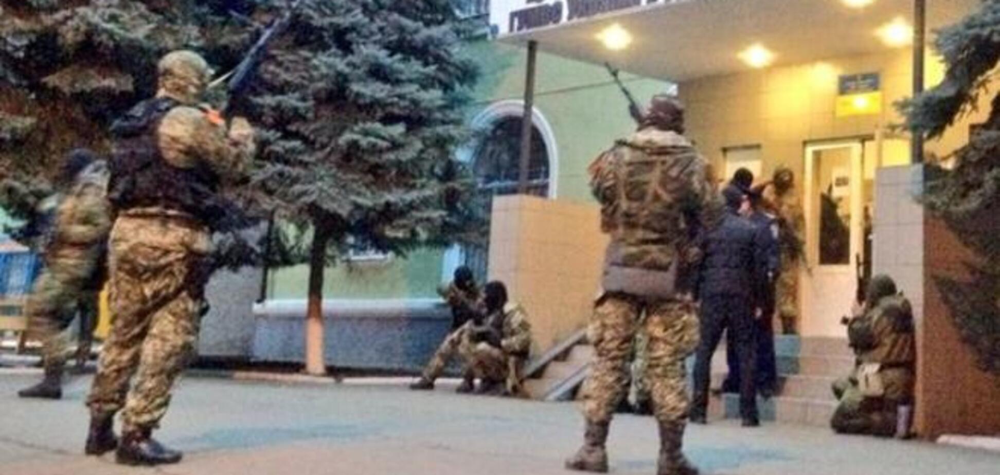 Террористы  перевезли захваченных сотрудников краматорской милиции в Славянск