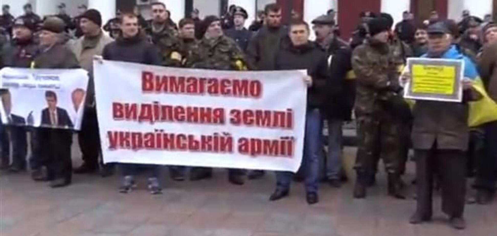 Перед Одеською міськрадою зібралися противники сепаратизму і прихильники російської мови
