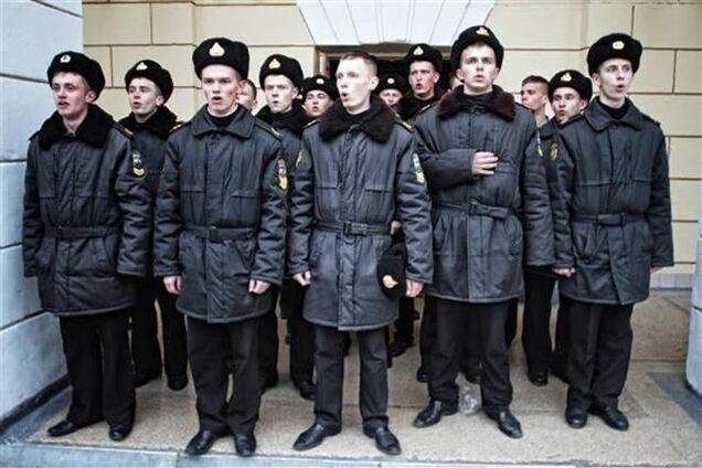 Российские оккупанты в Армянске устроили обыск курсантов ВМСУ