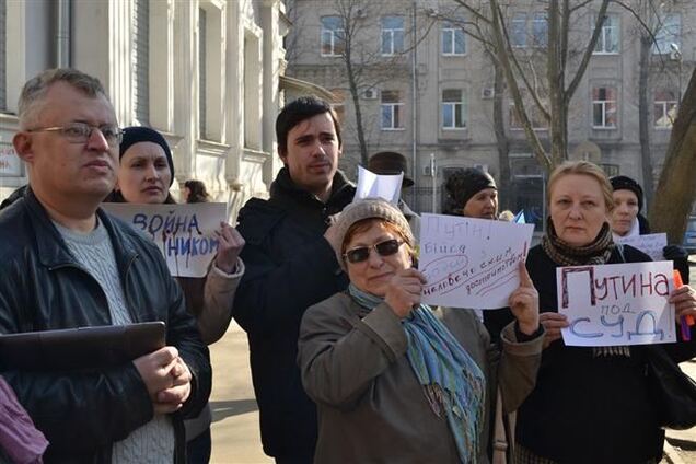 Активисты Евромайдана и Антимайдана в Харькове пикетировали консульство РФ