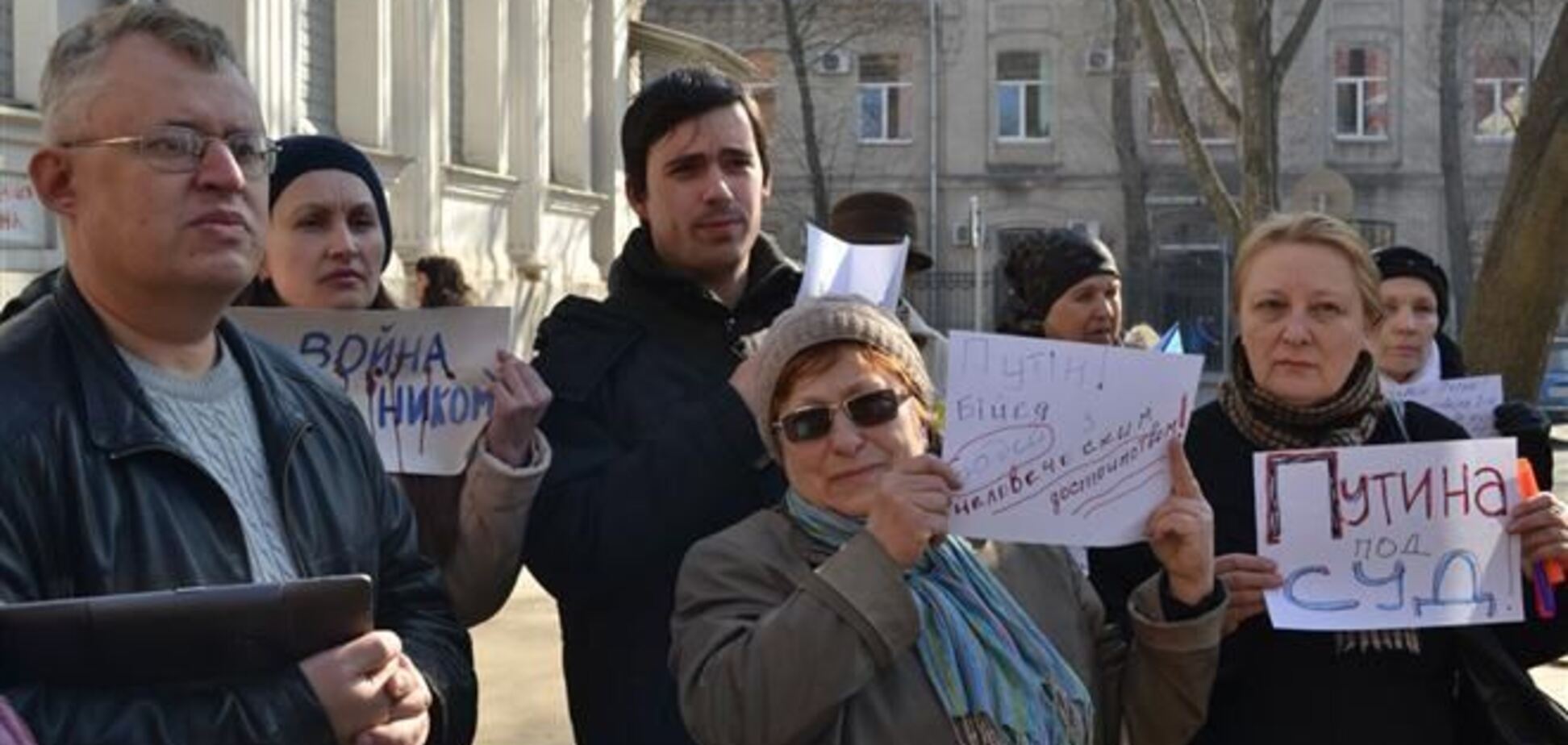 Активисты Евромайдана и Антимайдана в Харькове пикетировали консульство РФ