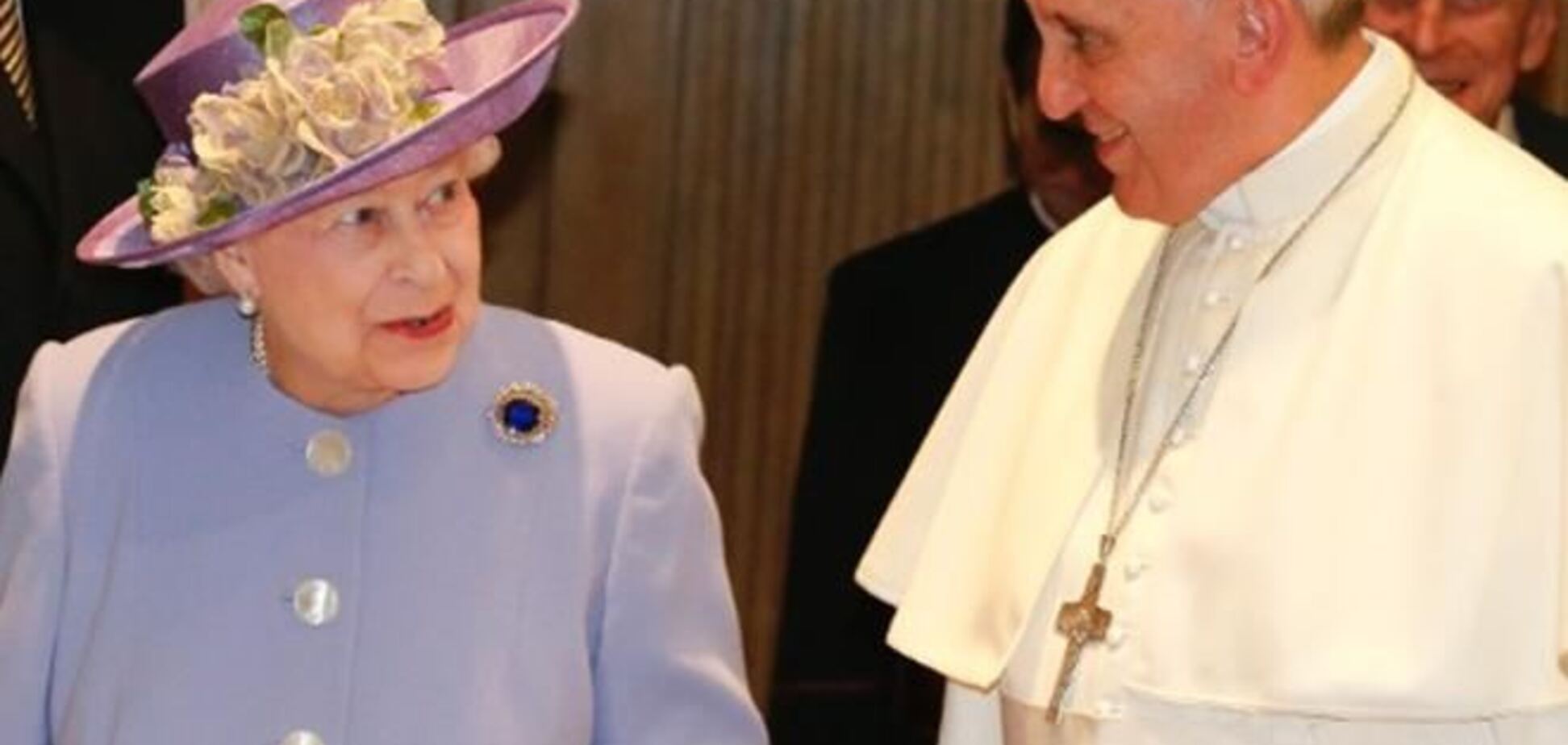 Королева Елизавета подарила Папе Франциску… корзинку с медом