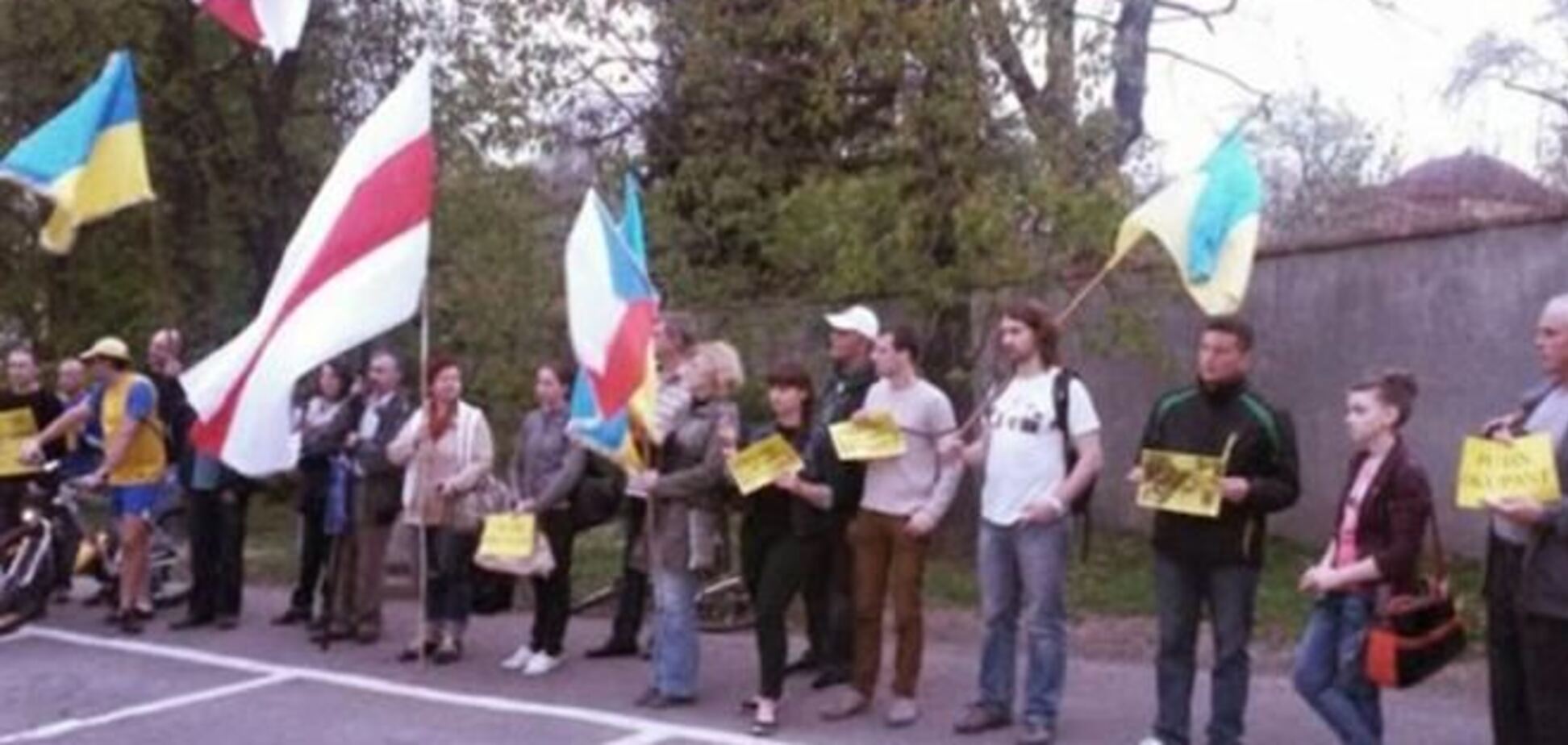В Праге пикетировали украинское и российское посольства