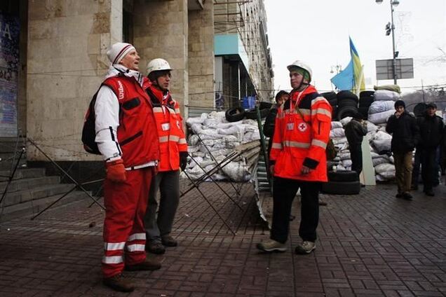 В Киеве установили памятник врачам, работавшим на Майдане