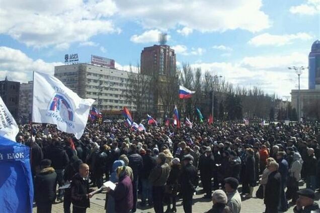 Полтысячи сепаратистов митингуют в Донецке