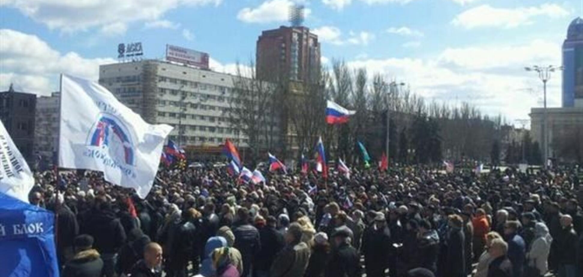 Півтисячі сепаратистів мітингують в Донецьку