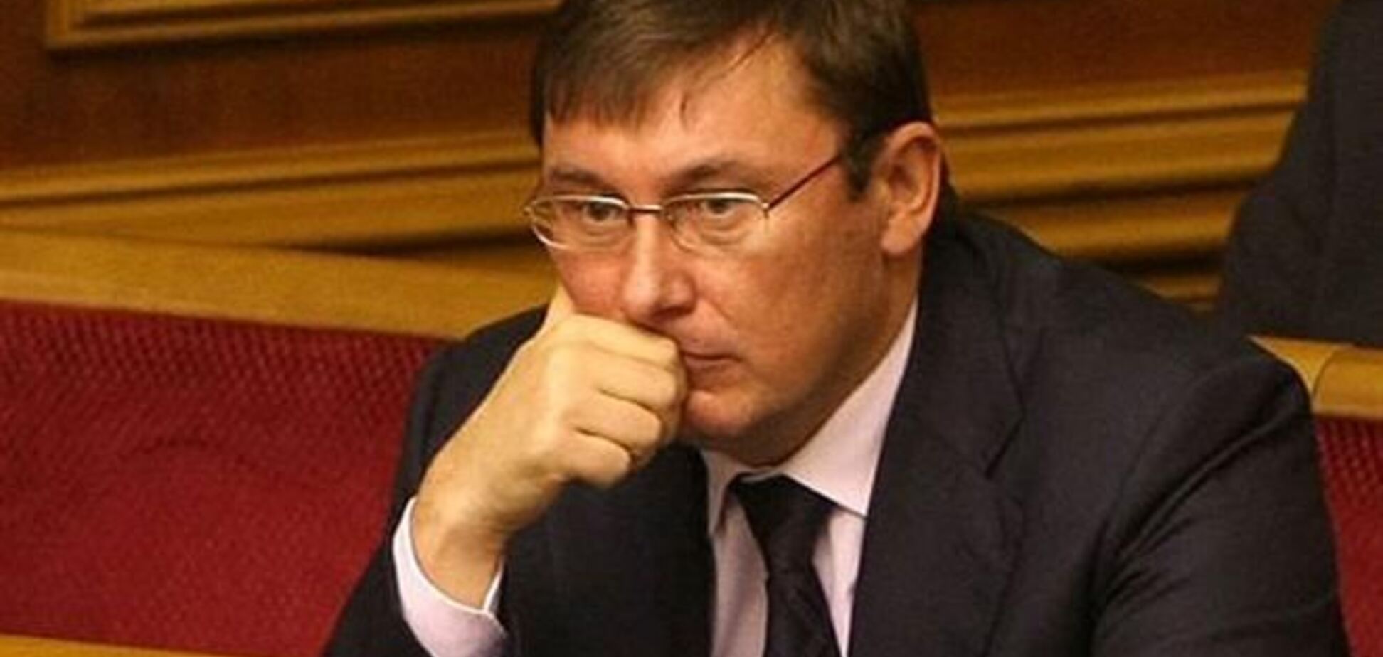 Луценко про заяви Захарченко: свою невинність потрібно доводити в Україні