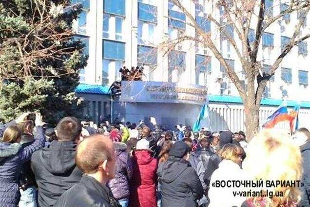 Сепаратисты захватили здание СБУ в Луганске: в ход пошли кирпичи и дымовые шашки