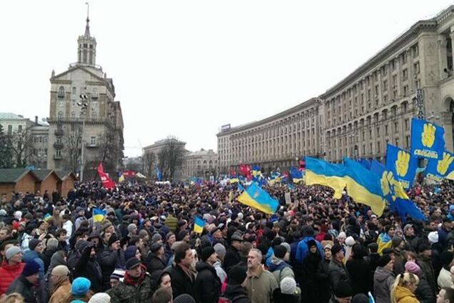 На Майдане ввели 'комендантский час'