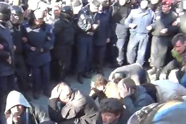 В Харькове сторонники целостности Украины ползли по коридору позора