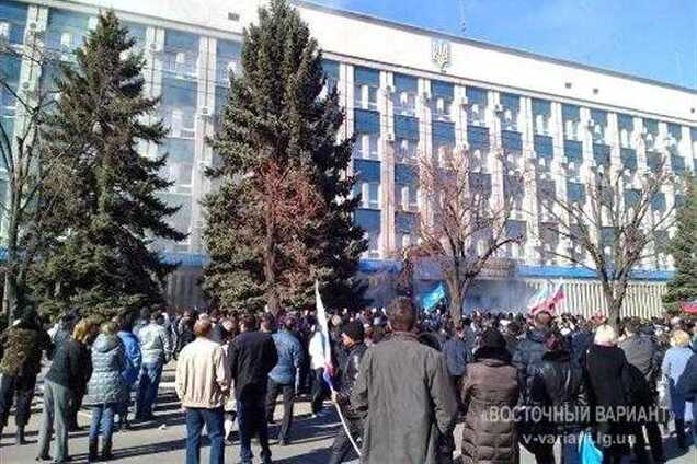 Захват здания СБУ в Луганске: силовика вынесли на носилках, женщине разбили голову