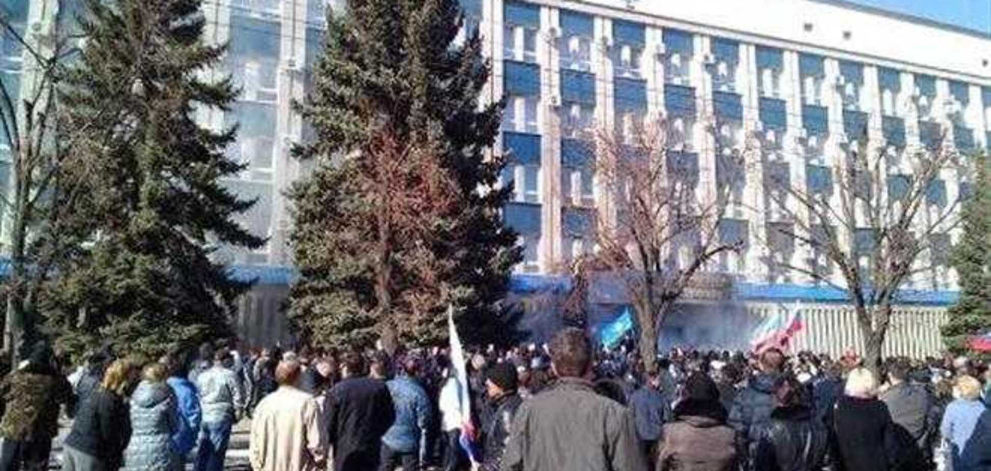 Захват здания СБУ в Луганске: силовика вынесли на носилках, женщине разбили голову