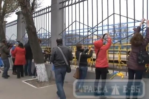 В Одессе вокзал украсили лентами цветов флага Украины