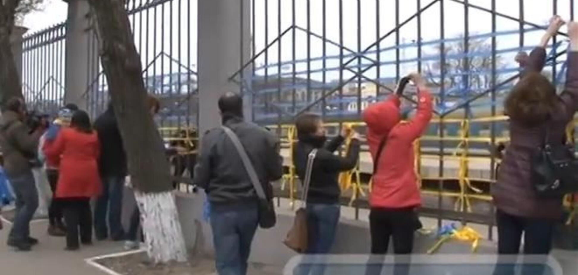 В Одессе вокзал украсили лентами цветов флага Украины