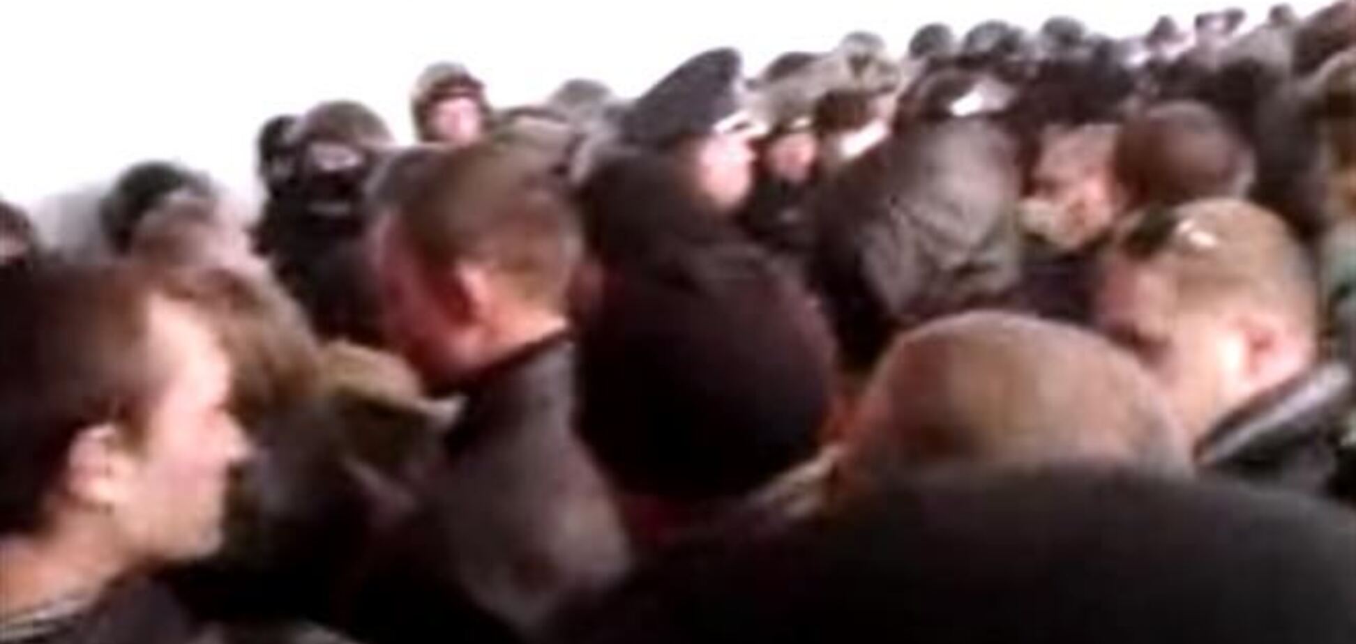 Захватчики ОГА в Донецке требуют убрать из здания украинских журналистов