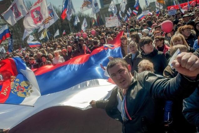 Під будівлю СБУ в Луганську звозять шини, сепаратисти чекають на підкріплення з Донеччини