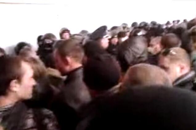 В Донецке правоохранители заперли сепаратистов в захваченной ОГА