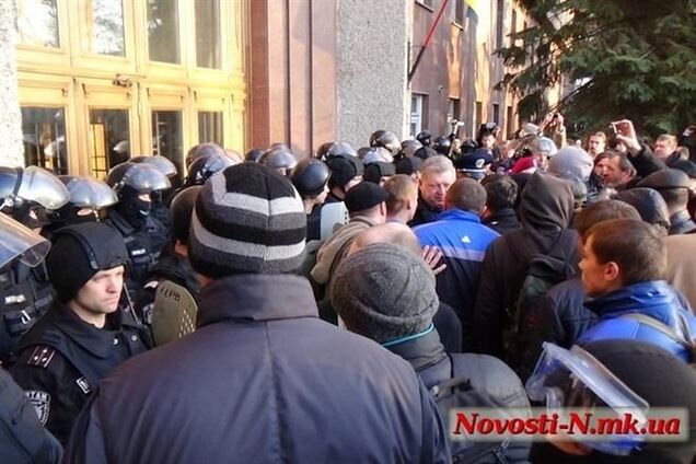 В Николаеве активисты попытались захватить ОГА. Прямая трансляция