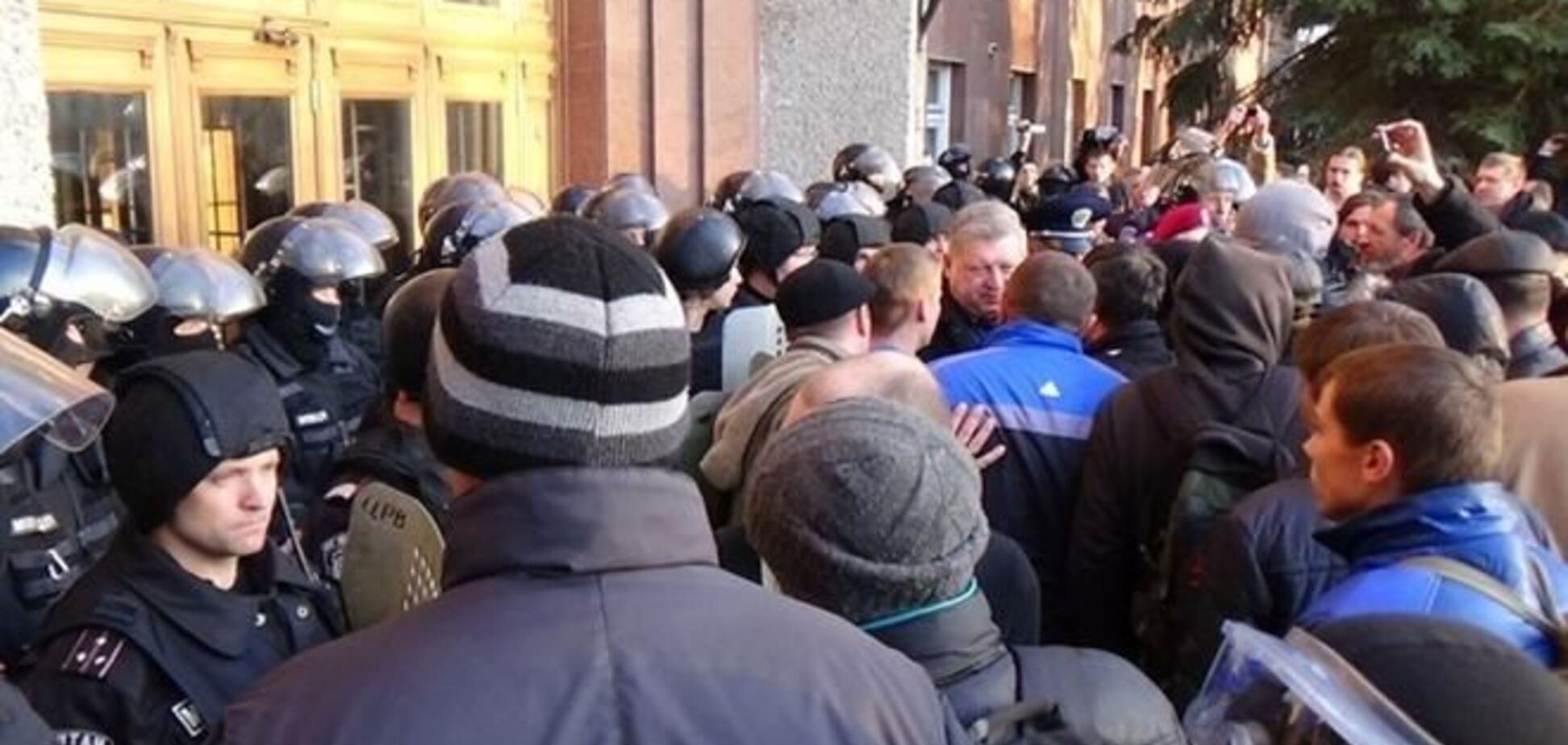 В Николаеве активисты попытались захватить ОГА. Прямая трансляция