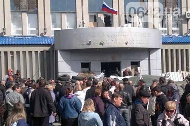 Захватчиков луганского СБУ оставили без воды и света