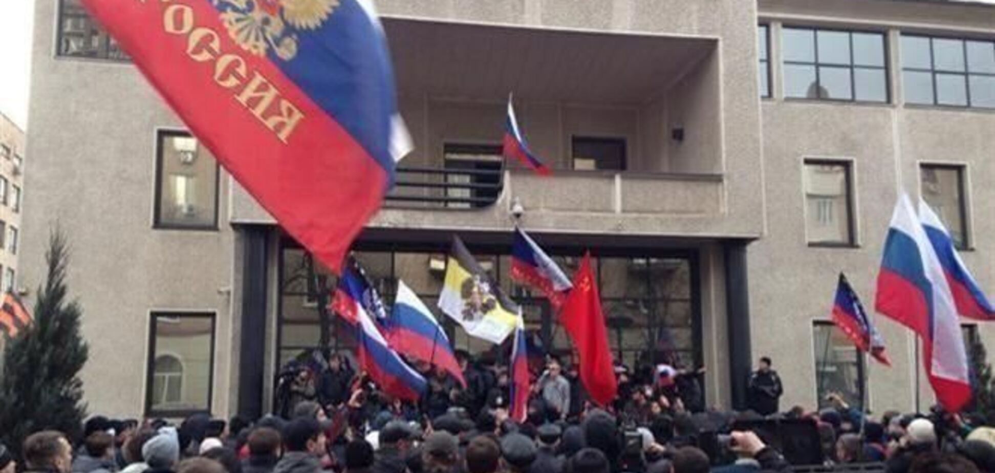 Сепаратисты выносят из захваченной Донецкой ОГА компьютеры