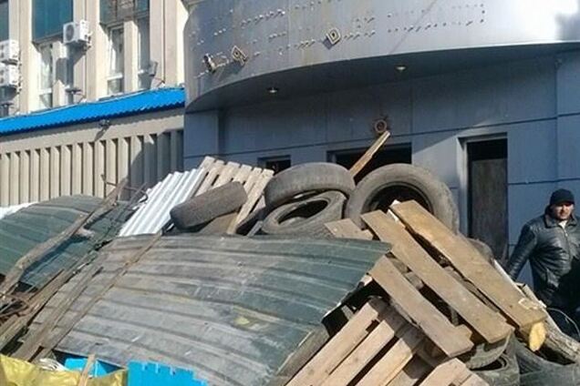 В Луганске сепаратисты распивают алкоголь в СБУ, зовут Януковича и перекрывают центр баррикадами