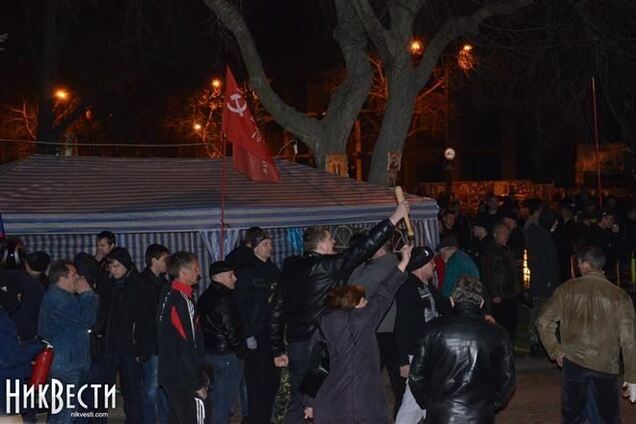 Сепаратистов в Николаеве майдановцы разгоняли под 'Слава Украине!'