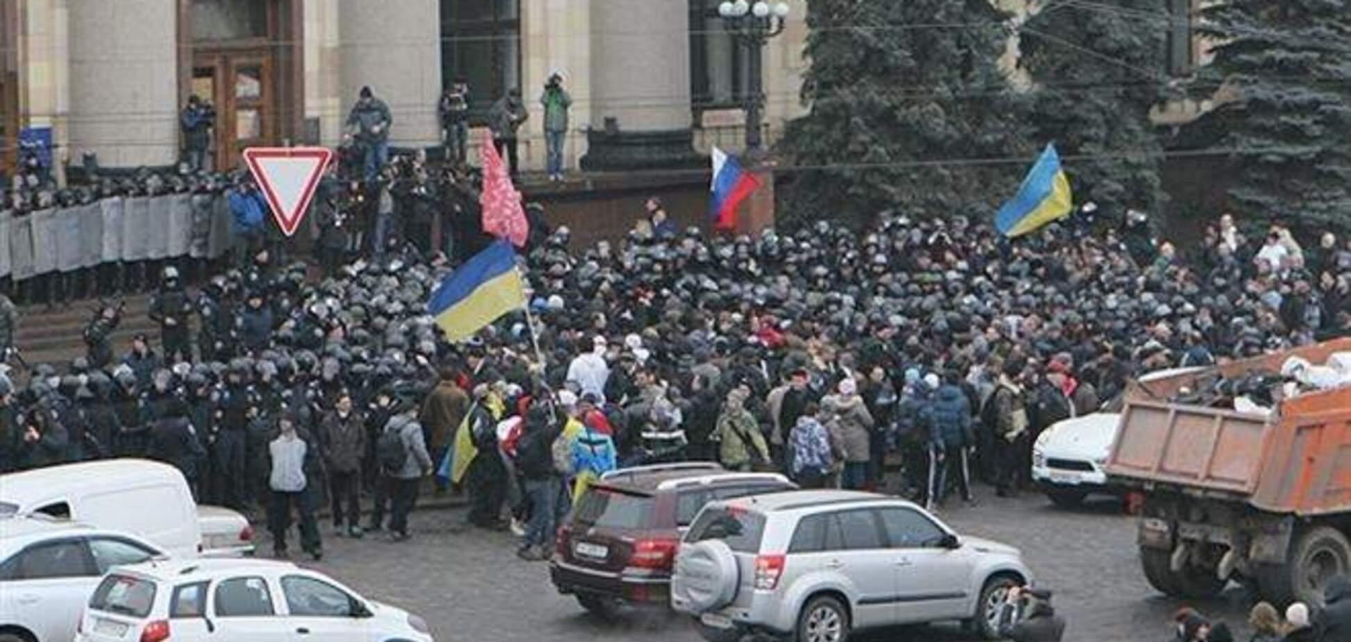 У Харківській ОДА побилися прихильники референдуму з прихильниками приєднання до РФ