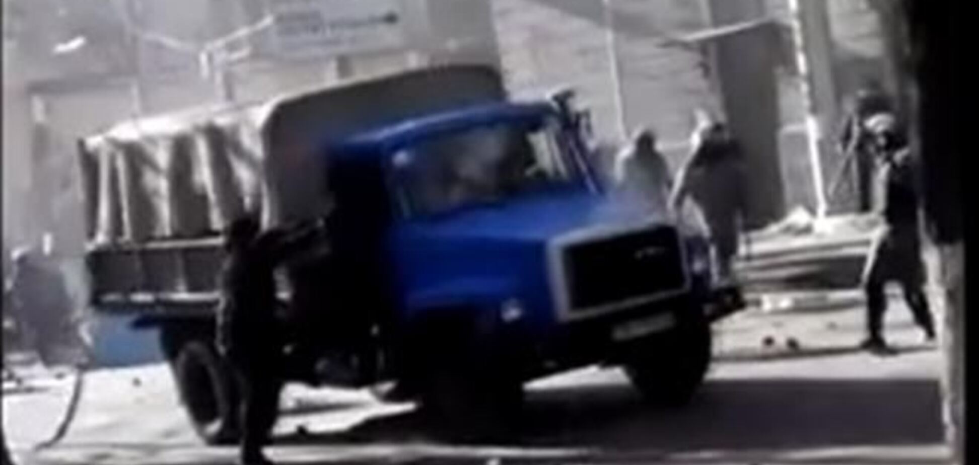 Беркутівці розстріляли водія вантажівки, який на всій швидкості в'їхав у натовп міліціонерів. Відеофакт