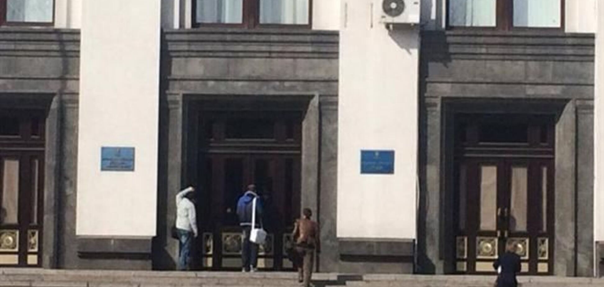 Будівля Луганської ОДА опечатано і взято під посилену охорону