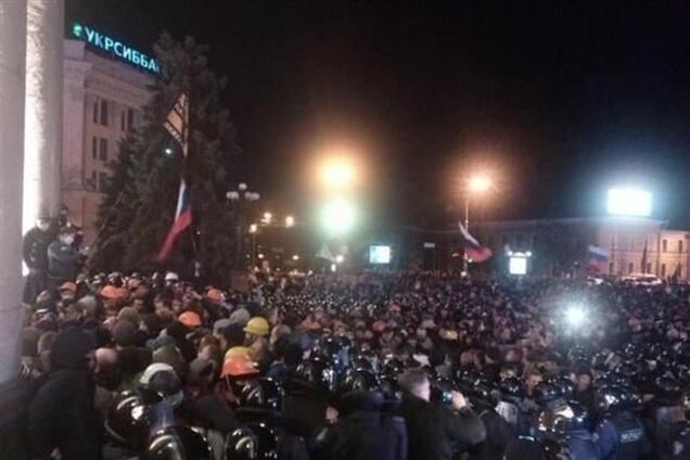 Возле Харьковской ОГА сепаратисты начали строить баррикады 