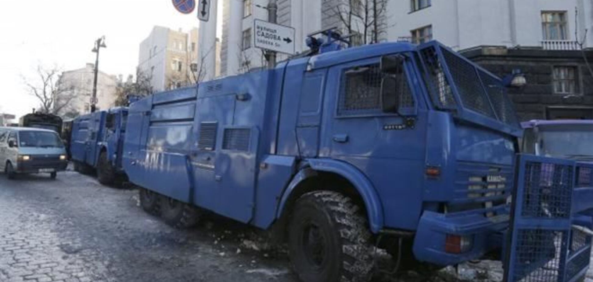 С Крещатика пытаются вывезти водомет. Активисты против