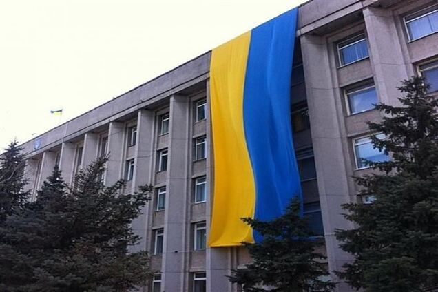 На здании Херсонского горсовета вывесили огромный флаг Украины