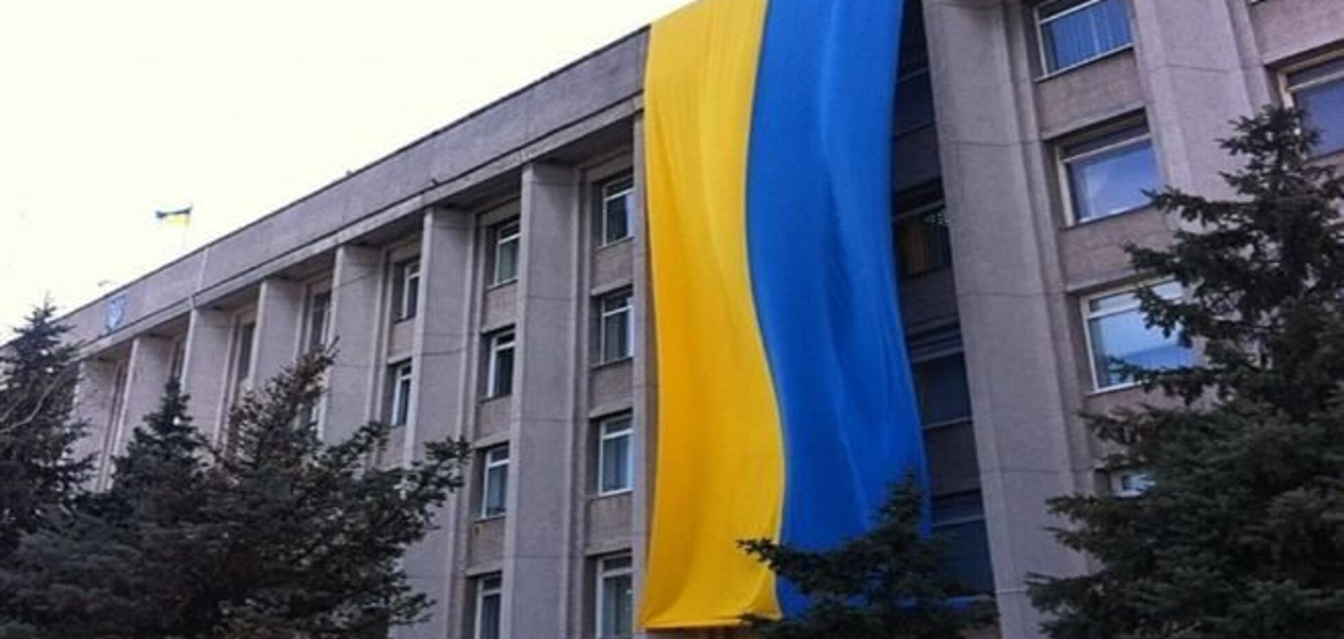 На здании Херсонского горсовета вывесили огромный флаг Украины