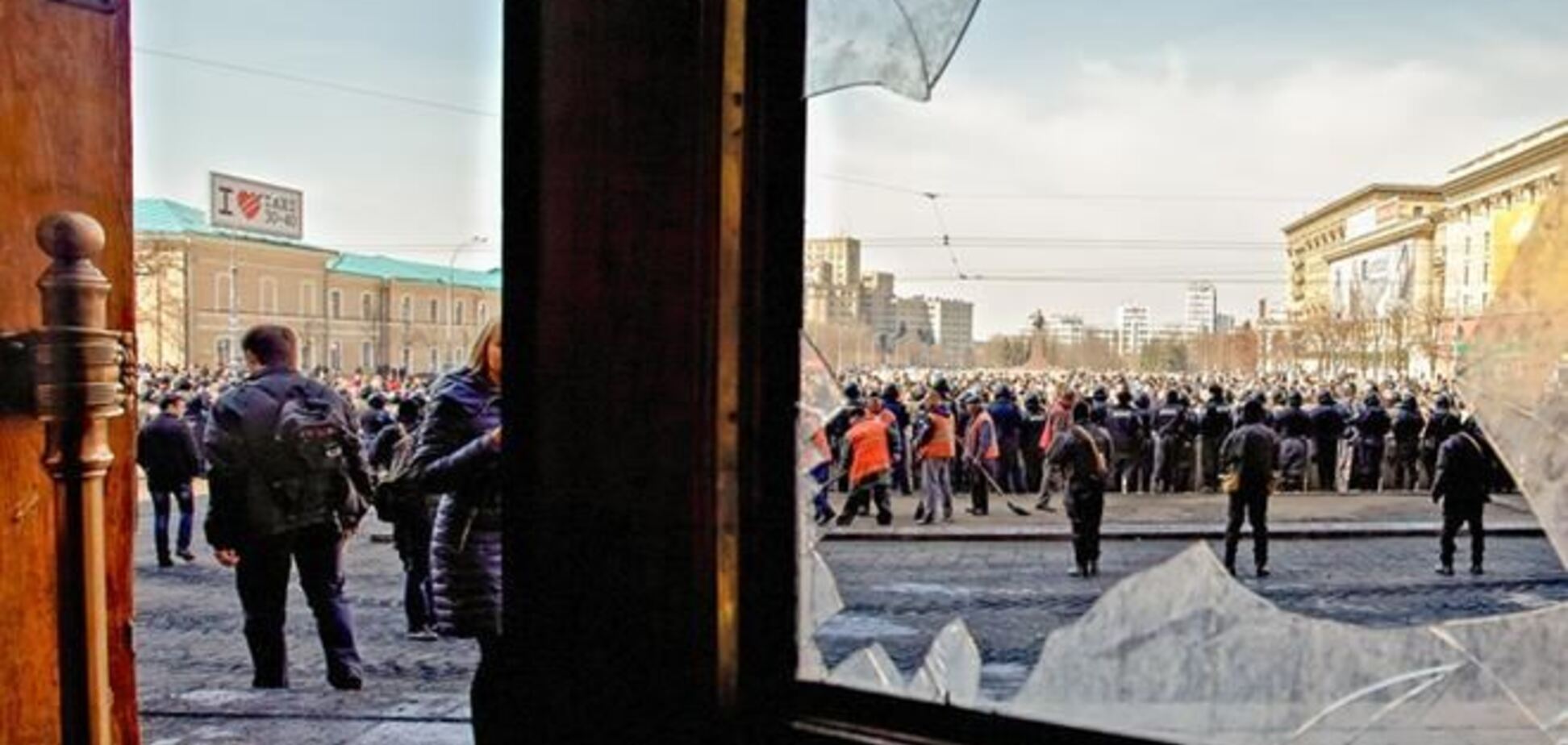 В Харькове сепаратисты в ходе митинга предприняли попытку штурма ОГА