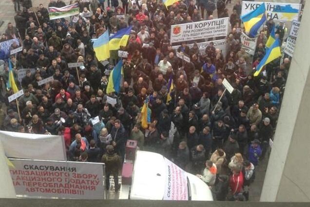 Протестующие автомобилисты перекрыли улицу Грушевского