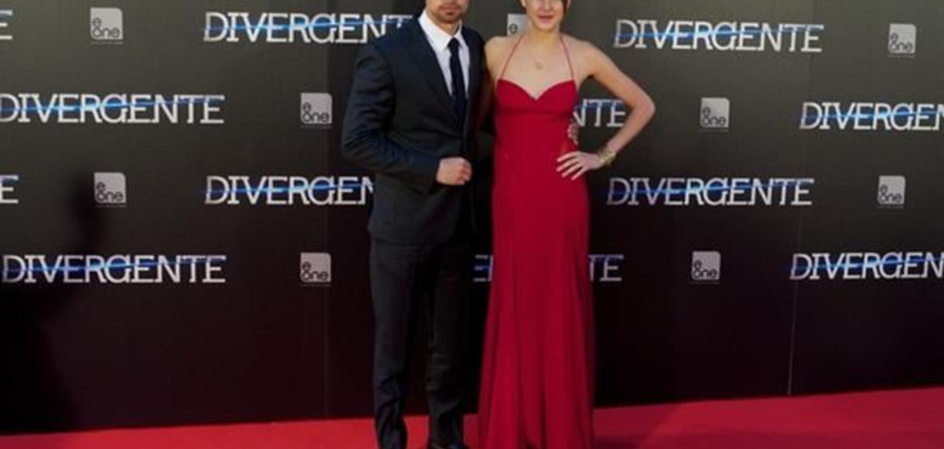 Красное вечернее платье состарило 22-летнюю актрису