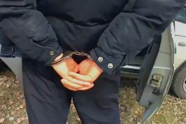 В Луганске местные жители перевозили оружие в автомобиле