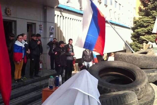 Сепаратисти замінували будівлю СБУ в Луганську і утримують в ньому 60 заручників
