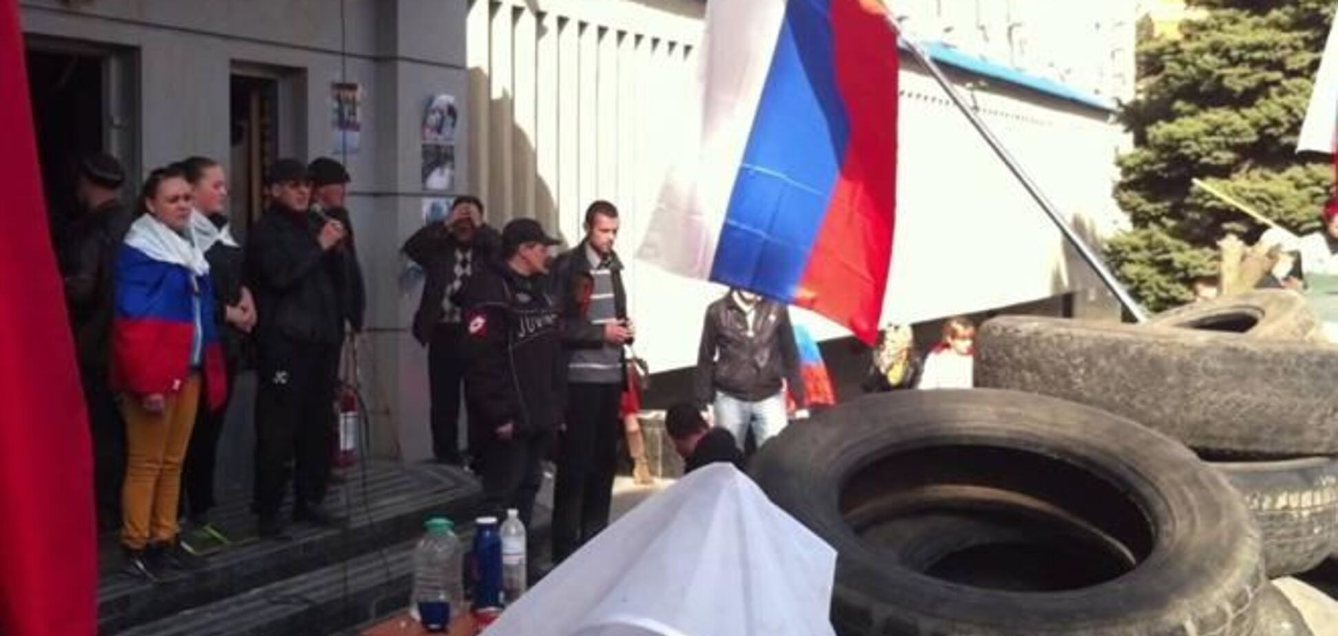 Сепаратисты заминировали здание СБУ в Луганске и удерживают в нем 60 заложников
