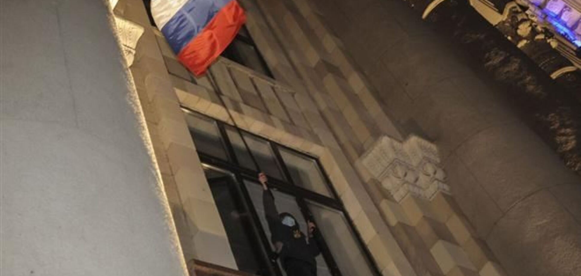 З захопленого будинку СБУ в Луганську звільнили 56 заручників