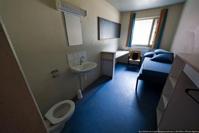 ВР разрешила осужденным пользоваться компьютерами и мобилками