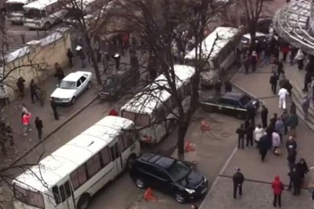 Харьковские сепаратисты напали на милицейские автобусы