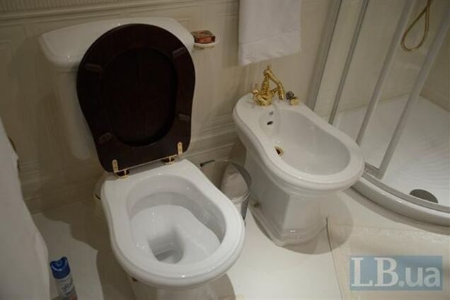 В ванной Януковича в 'Залесье' стоит биде с позолотой