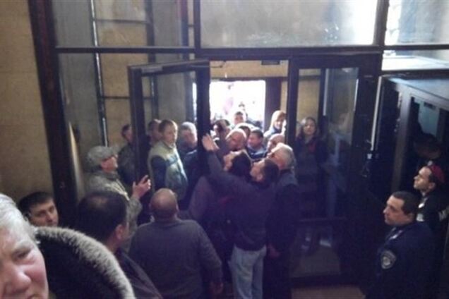 Во Львове взяли штурмом прокуратуру