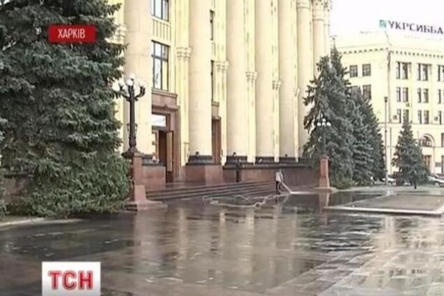 В освобожденной от сепаратистов Харьковской ОГА обнаружили гору брусчатки